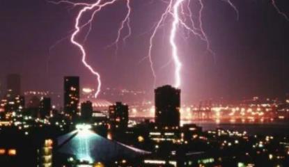 北京发布大风、雷电预警 外出注意防风避雨防雷电