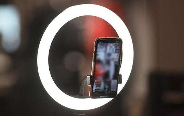 主播账号数过亿 直播经济走红带来了什么