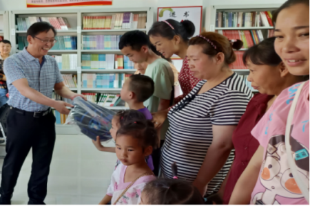 学党史 绣党旗 湖北省文联组织民间艺术家走进陈河村庆“六一”