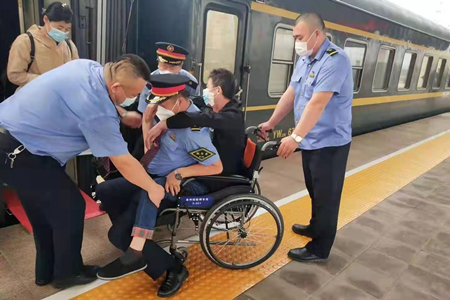 大连客运段做实服务工作，确保端午小长假运输平稳有序