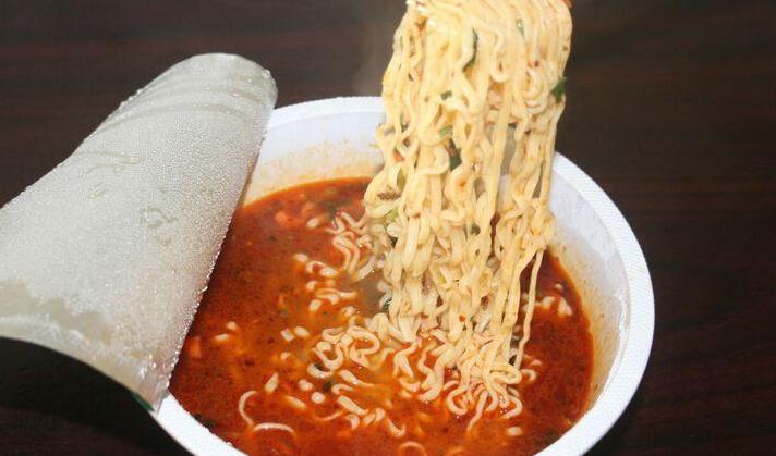 方便面刮起“高端风”一盒20元＋ 销量反而大增？