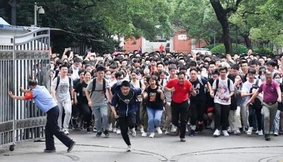 商家紧盯“后高考经济” 暑假消费狂欢需理性