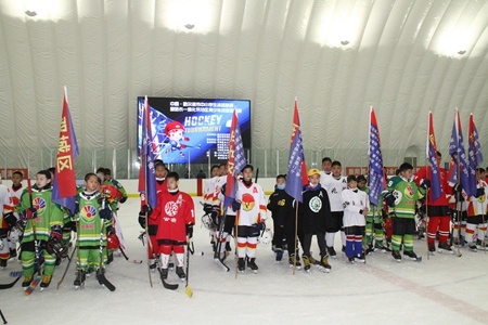 哈尔滨120支中小学冰球队鏖战市中小学生冰球联赛