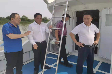 武汉市洪山区委、区政府领导乘船巡查长江禁捕工作