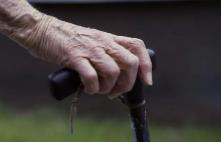 居家社区养老如何实现？ 目前我国90%左右的老年人居家养老