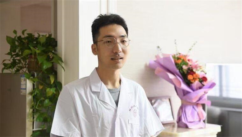 &ldquo;逆行医生&rdquo;于逸飞：获救后&ldquo;折返&rdquo; 跪地6小时救人