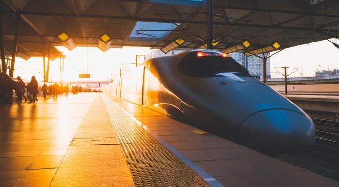 全国铁路暑运首月发送旅客超3亿人次