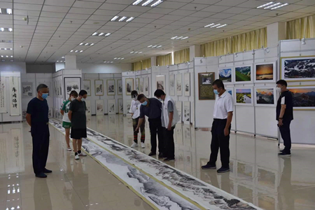 “老兵艺坛作品展”在鞍山图书馆展出