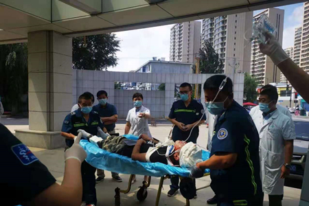 沈阳二四二医院医护人员与时间赛跑，抢救坠楼患者