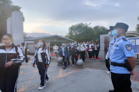 黑龙江依安县公安局全力站好“护学岗”撑起学校“安全伞”