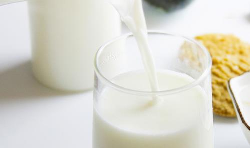 缺奶季节缘何出现“喷粉”