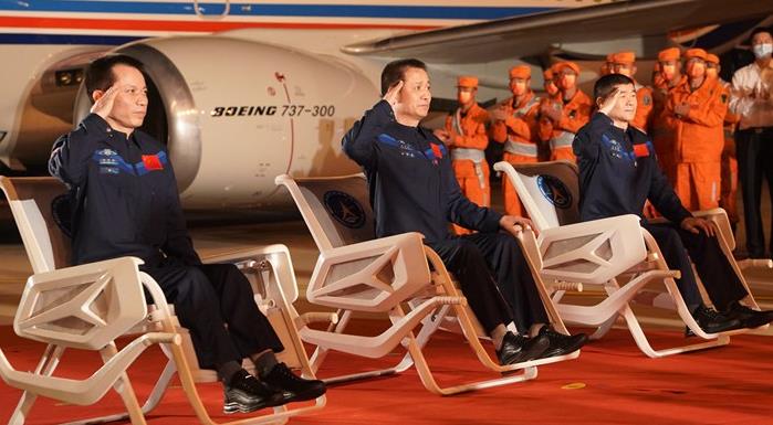 神舟十二号航天员乘组平安抵京