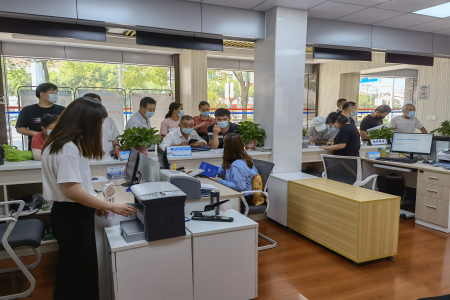 ​我为群众办实事 - 武汉新洲区医保局深入社区培训指导医保经办工作