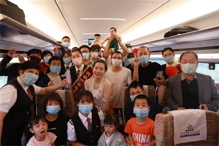 沈阳客运段：月满中秋夜 高铁寄乡思