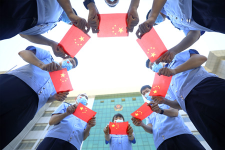 江苏如皋边检：我与国旗同框 我向祖国告白