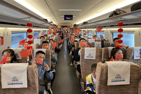 沈阳客运段“复兴号”上放歌祖国