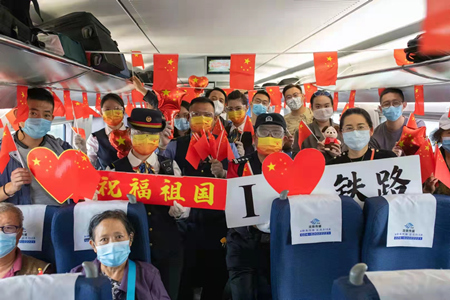 大连客运段迎国庆：为旅客营造欢乐旅途
