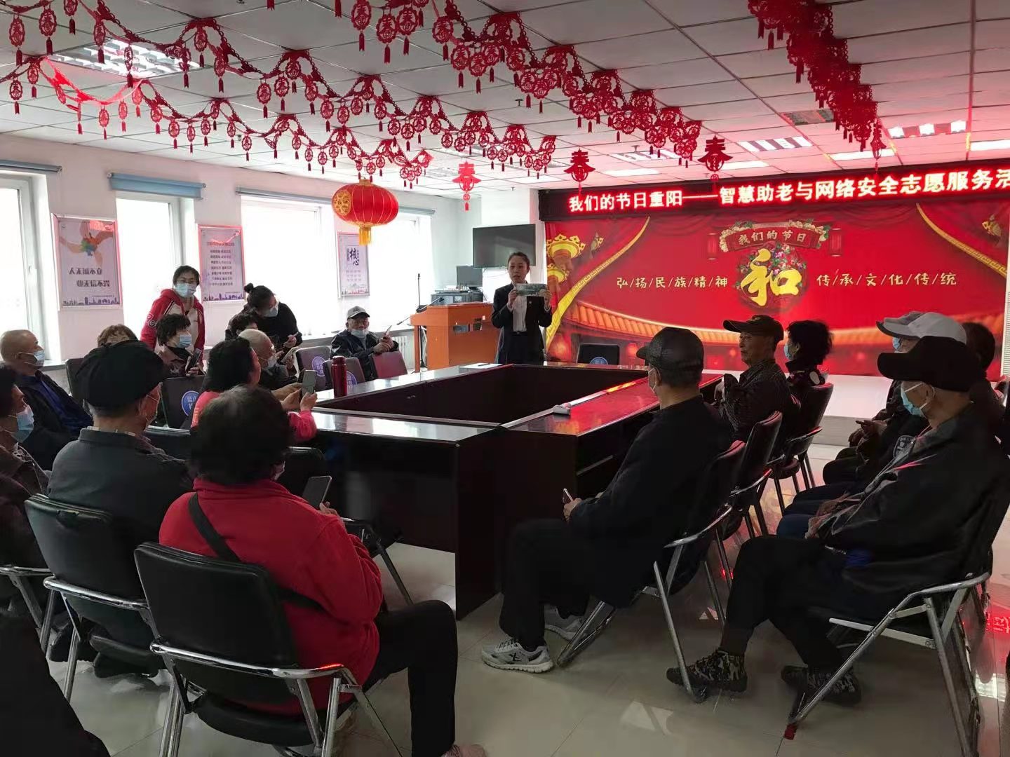 沈阳市大东区蓝山社区开展智慧助老与网络安全志愿服务活动