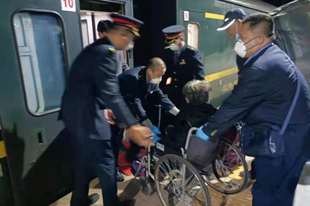 沈阳客运段，秋日旅途中的暖心事