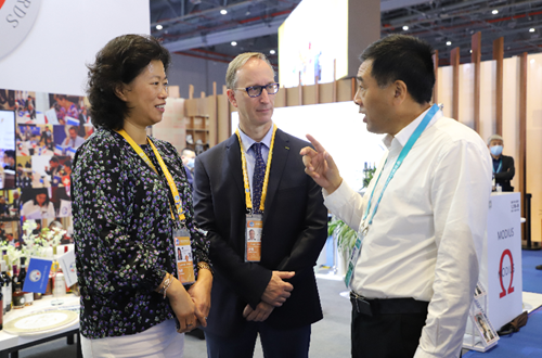 大兴安岭“北极冰蓝莓酒”亮相第四届中国国际进口博览会