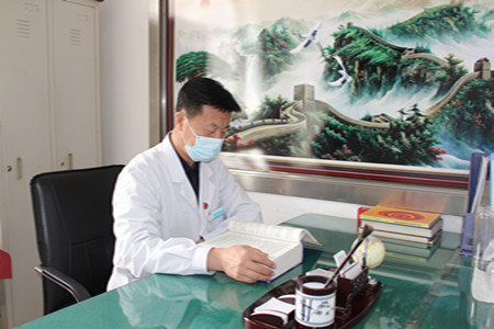 白衣战袍画征程 - 记大庆乘风中医院副院长张贺军