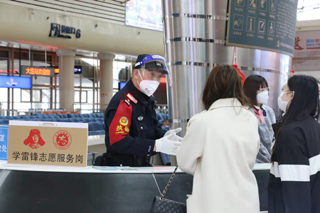 铁路大连公安处大连车站派出所干警为疫情防控营造法治氛围