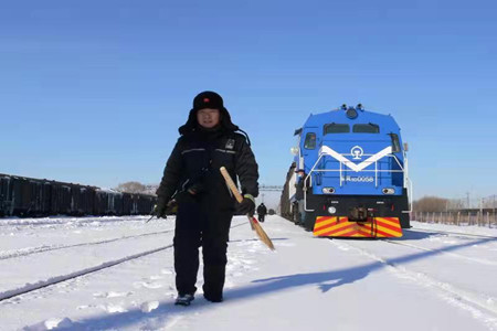 大庆石化：冰雪线上的铁路“环卫工”