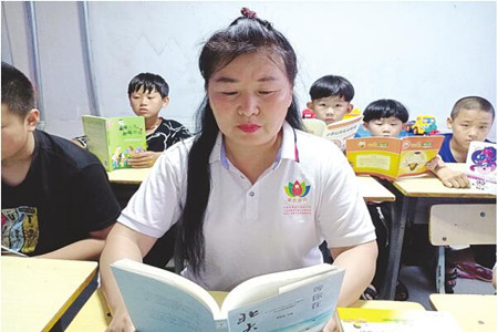 大庆退休教师一人养大14个娃