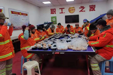 沈阳大东区人大代表、政协委员为一线交警、环卫工人送上冬日里的“第一碗腊八粥”