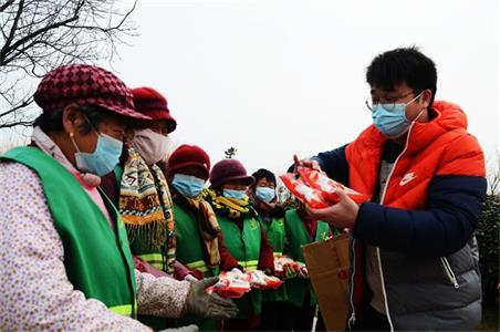 关爱农民工 风味元宵暖融融