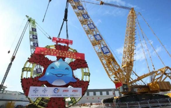 国内最大直径盾构机&ldquo;聚力一号&rdquo;刀盘下井