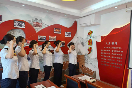 大连客运段&ldquo;五送&rdquo;服务上列车 为旅客出行添温馨