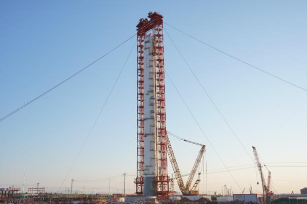 中建安装承建的全球最长丙烷丙烯分离塔成功吊装