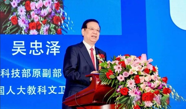 吴忠泽：满眼生机转化钧，天工人巧日争新