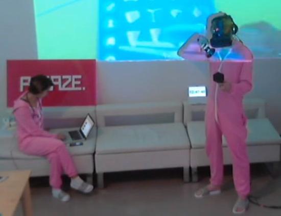 行为艺术家戴VR眼罩生活48小时：并没有晕死