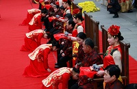 杭州一单位倡导孝德 员工跪拜父母发压岁钱