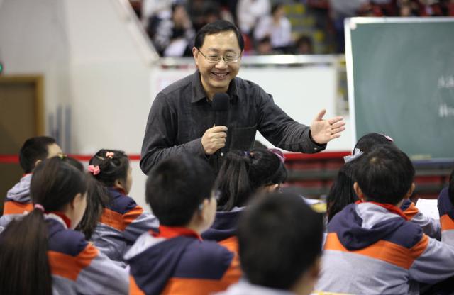 杭州一小学校长调任大学教授：我仍然是老师