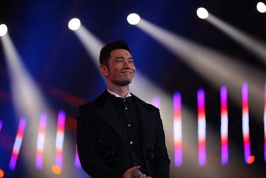 湖南春晚：黄晓明被催生 张柏芝秀高难度滑冰