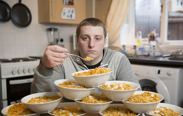 英男子吃麦片成瘾每天13碗 网上呼救求戒掉