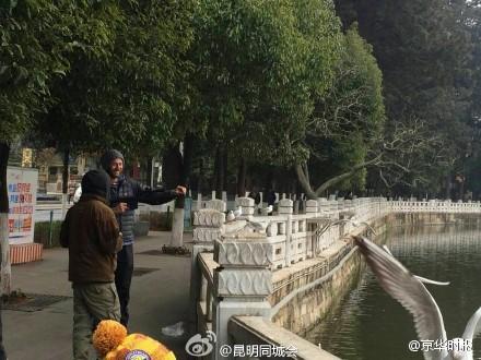 网曝老外昆明持枪打红嘴鸥 警方调查系拍照道具