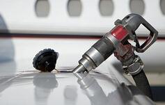 国际油价狂跌致成本降低 美国机票“降降降”