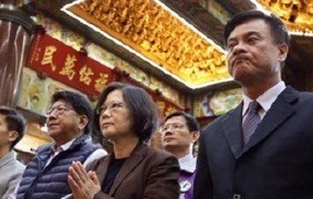 蔡英文参拜台湾福安宫 称为“国家”祈福