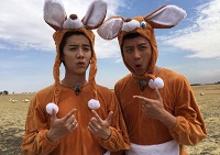 邓超合影鹿晗袋鼠装呆萌 称帮小鹿选女友