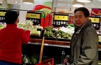 山西省长李小鹏陪夫人买菜(图)