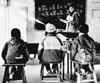农村孩子上学难：村校荒芜 教师老化 儿童不爱读书