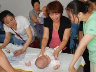 猴宝宝“扎堆”催热家政市场 金牌月嫂身价数万元