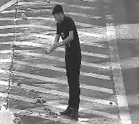 司机高速路上用矿泉水洗脸 被罚400元扣18分