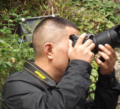 一位背着梦想奔跑的彝家汉子同行兄弟