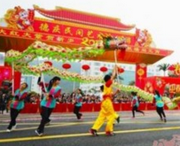 德庆万人空巷“炮仗攻狮子”闹元宵