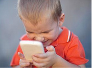 低头玩手机 易致儿童脊柱侧弯